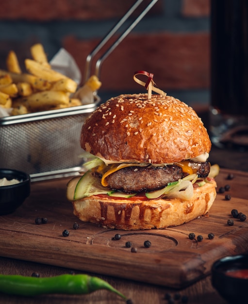 揚げ肉と野菜の巨大なハンバーガー