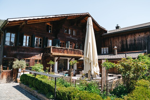 야외 레스토랑이있는 거대한 스위스 호텔