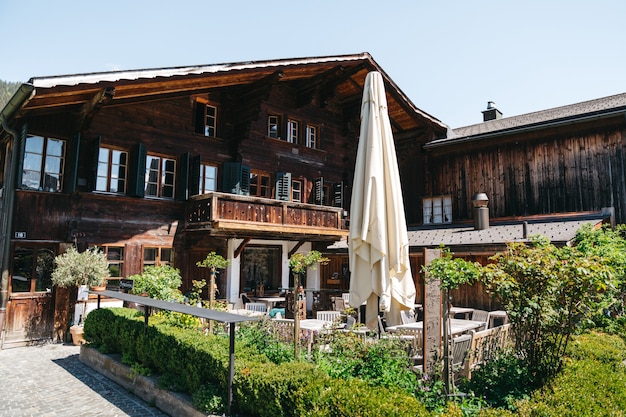屋外レストランがある巨大なスイスのホテル