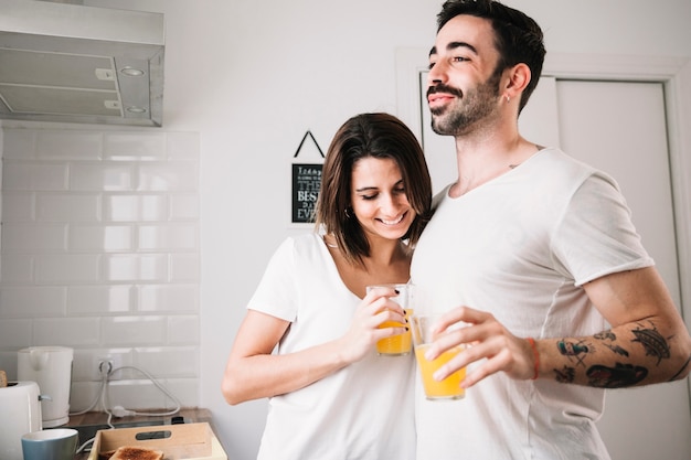 Free photo hugging couple drinking juice