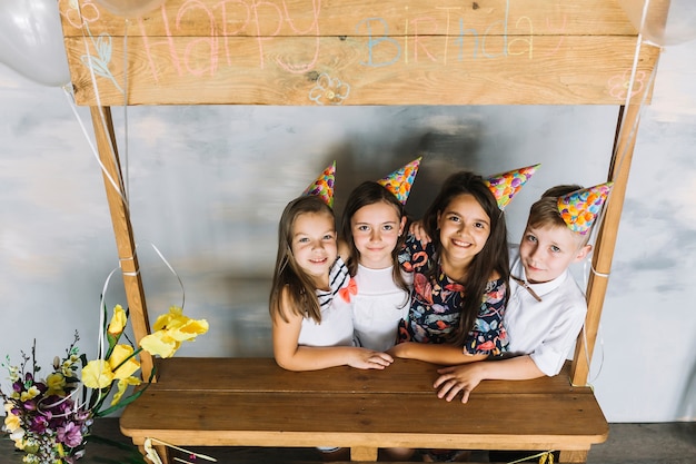 子供たちを誕生日パーティーに抱きつける