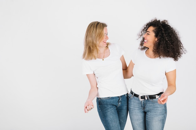 Abbracciare le donne guardarsi l'un l'altro