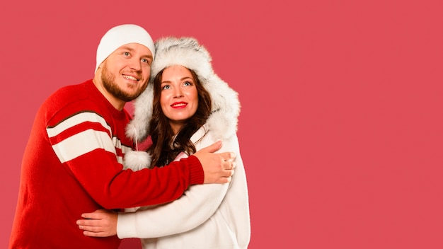 Free photo hugs of christmas models with copy space