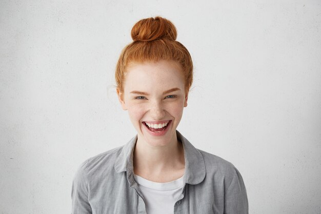 인간의 표정, 감정, 감정, 반응 및 태도. 행복하게 웃고 주근깨가있는 밝은 빨간 머리 유럽 소녀