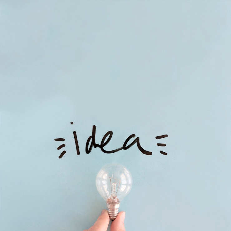 無料Photo アイデアの言葉の近くに電球を持っている人間の手