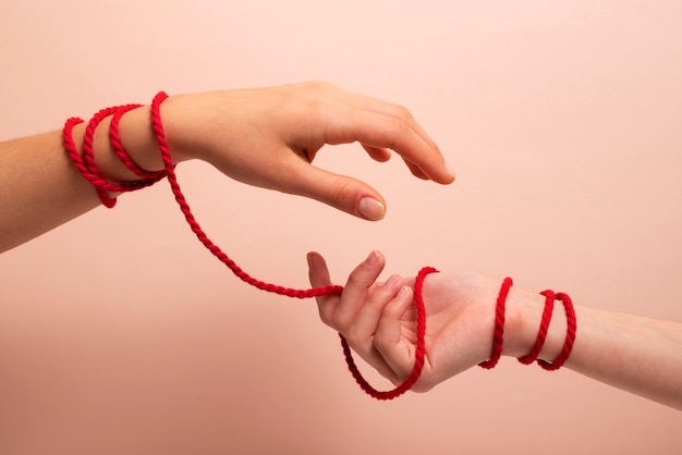 빨간 실로 연결된 인간의 손