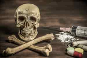 Бесплатное фото Концепция наркомана человека с черепом и скрещенными костями