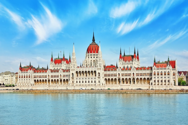 Венгерский парламент в дневное время. будапешт. вид со стороны реки дунай. венгрия