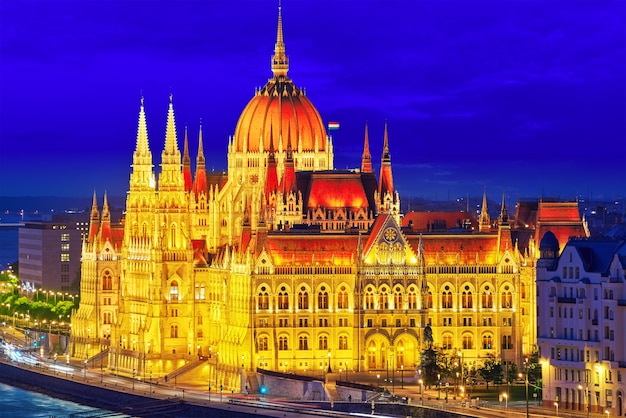 Венгерский парламент вечером. будапешт. одно из самых красивых зданий венгерской столицы.