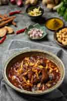 Foto gratuita curry di hunglae con le spezie e la carne di maiale, alimento locale in tailandia del nord.