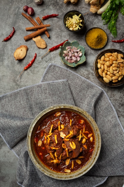 Free photo hunglae curry with spices and pork, local food in northern thailand.