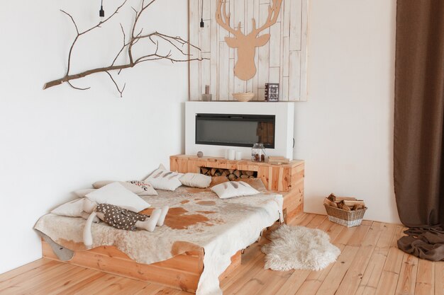 Интерьер спальни для охотничьего дома. Природный деревенский деревянный пол и кровать
