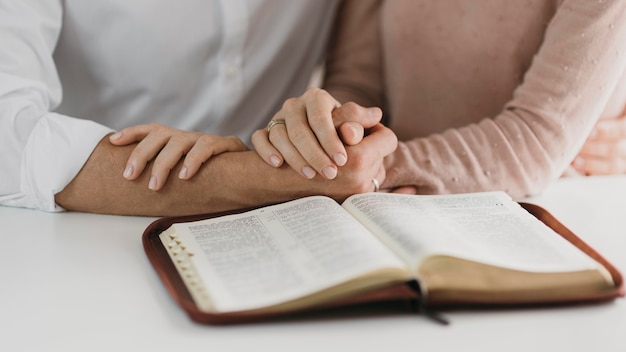 무료 사진 남편과 아내가 함께 성경을 읽고