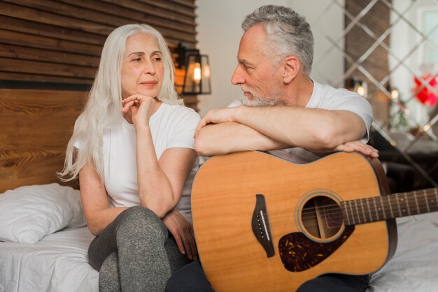 Муж поет на китаре для своей жены