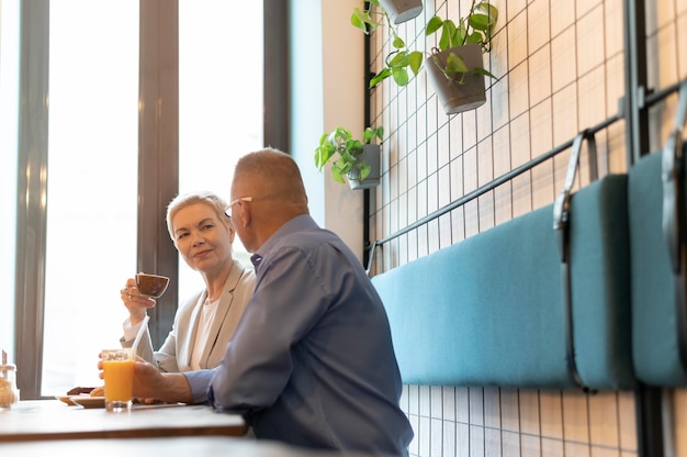 Foto gratuita marito e moglie hanno un bel appuntamento in un bar