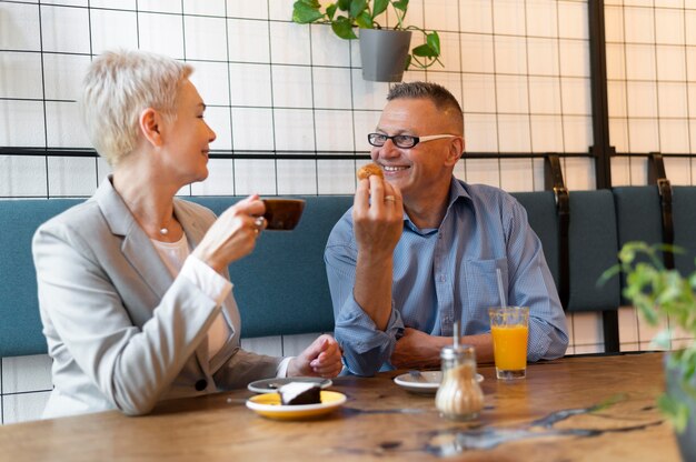 カフェで素敵なデートをしている夫婦