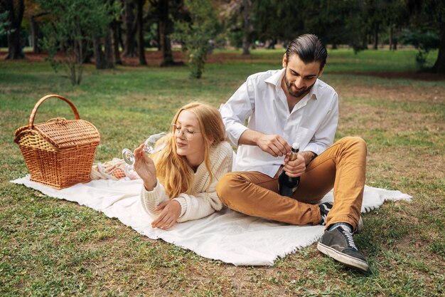 屋外で一緒にピクニックをしている夫婦