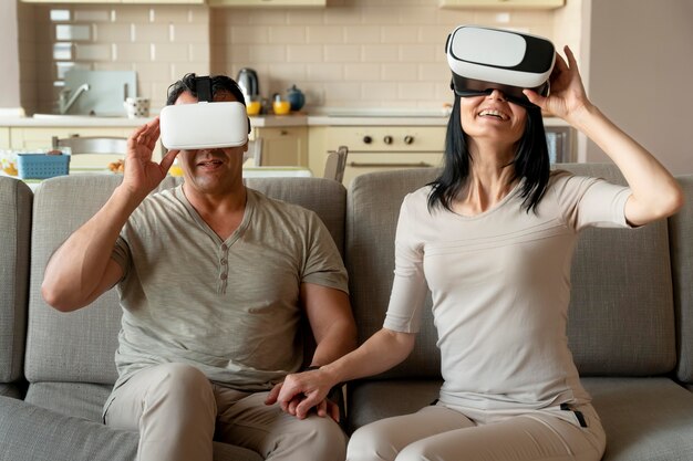 Муж и жена играют в игру виртуальной реальности