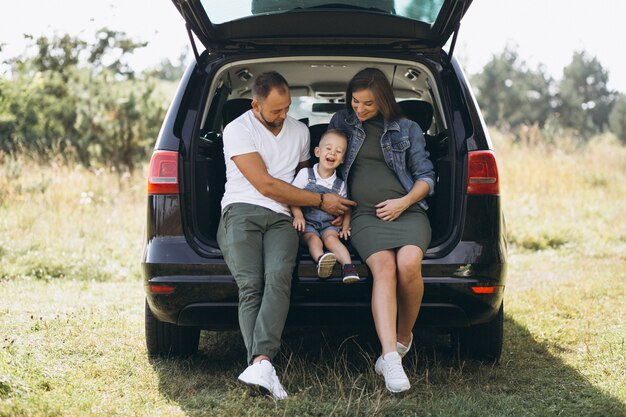 임신 한 아내와 차에 앉아 그들의 아들과 남편