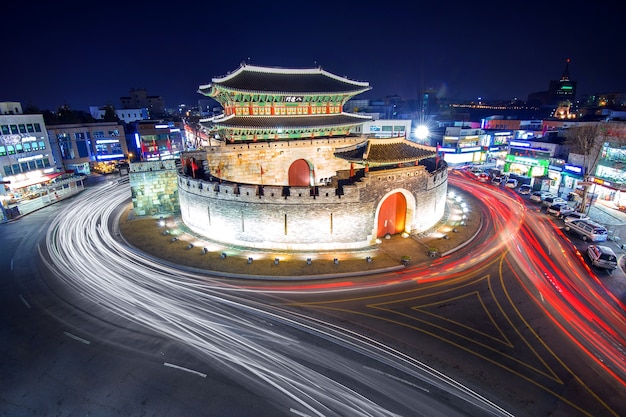 韓国、水原の華城要塞と車のライト