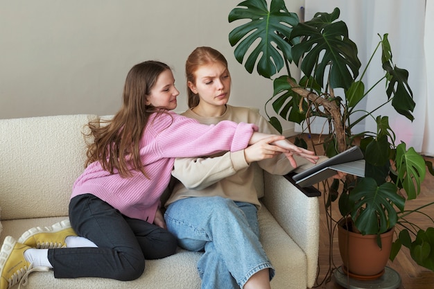 Foto gratuita ragazza iperenergica che infastidisce la madre al lavoro