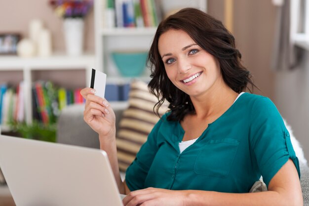 온라인 쇼핑에 항상 신용 카드를 사용합니다.