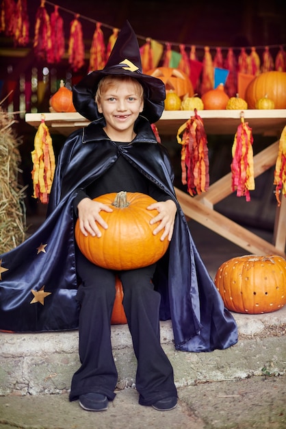 Free photo i am strong enough to carry this pumpkin