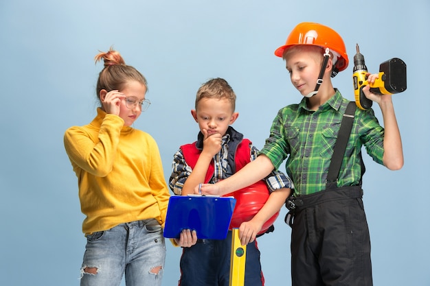 Foto gratuita costruisco il mio sogno. bambini che sognano la professione di ingegnere. infanzia, pianificazione, educazione e concetto di sogno. vuoi diventare un dipendente di successo nel settore manifatturiero, edile, delle infrastrutture.