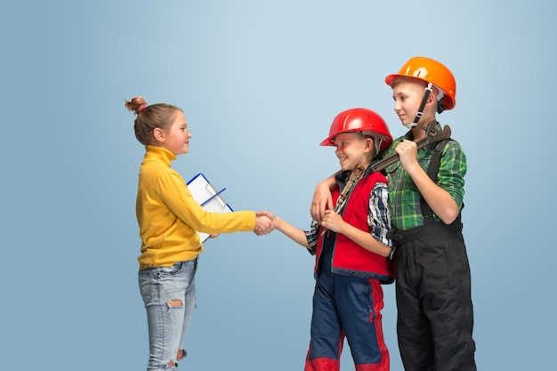 Foto gratuita costruisco il mio sogno. bambini che sognano la professione di ingegnere. infanzia, pianificazione, educazione e concetto di sogno. vuoi diventare un dipendente di successo nel settore manifatturiero, edile, delle infrastrutture.