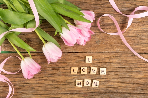 Amo l'iscrizione di mamma con i tulipani