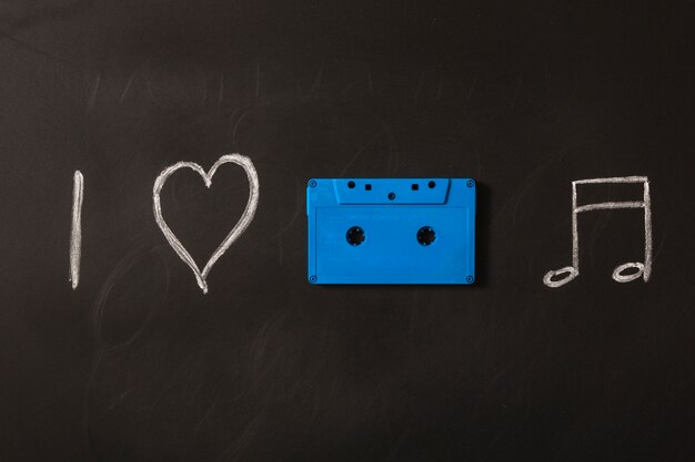 칠판에 파란색 카세트로 그린 음악 아이콘을 사랑