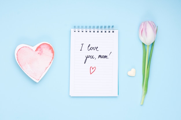 Я люблю тебя мама надпись на блокноте с тюльпаном