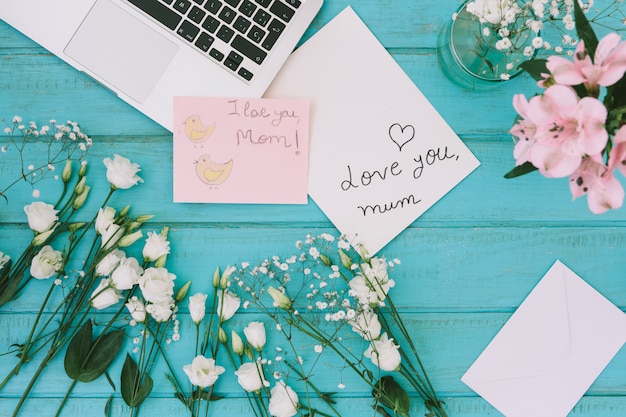 Бесплатное фото Я люблю тебя мама надпись с цветами и ноутбук