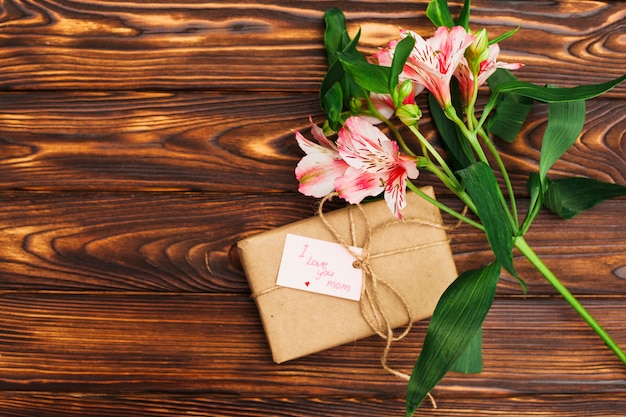 I love you mom inscription with gift and flowers