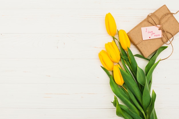 Foto gratuita ti amo iscrizione mamma con regalo e tulipani