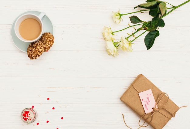 Free photo i love you mom inscription with roses and coffee