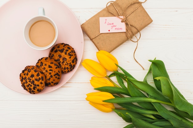 Foto gratuita ti amo iscrizione mamma con tulipani e caffè