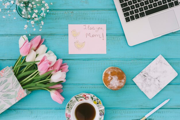 I love you mom inscription with tulips and laptop