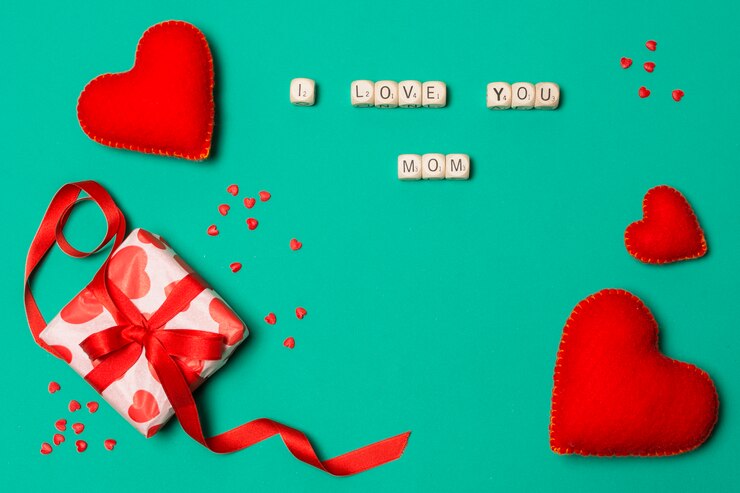 मुफ़्त फोटो i love you mom title near hearts and present box