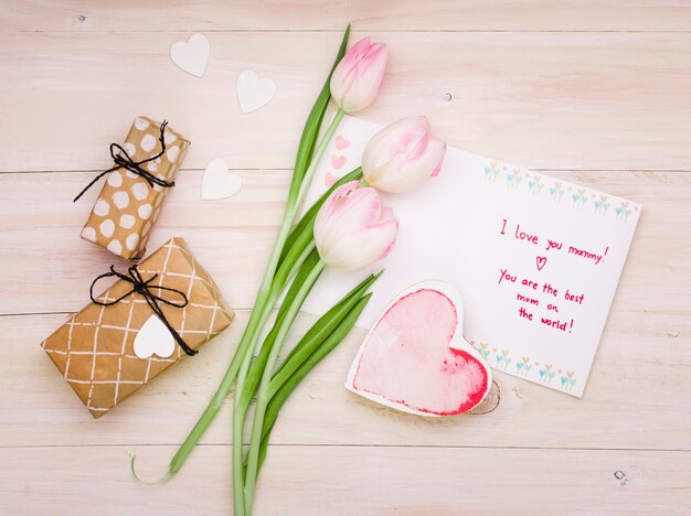 i love you mommy inscription with tulips and heart