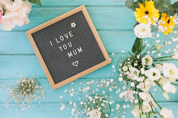 I love you mum inscription with flowers