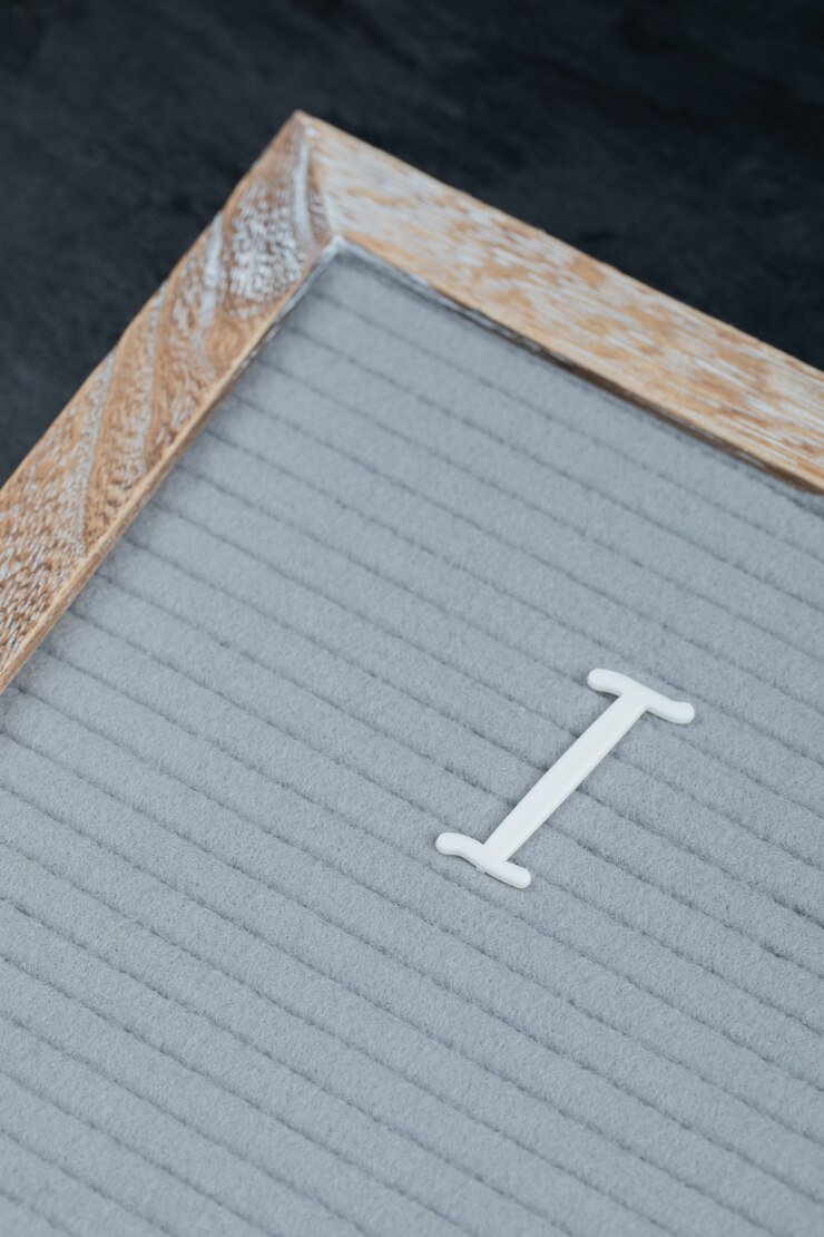 Free Photo i phrase embedded on a grey tissue. 