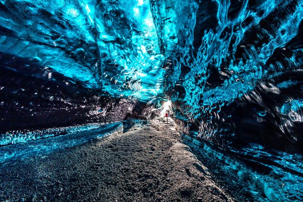 アイスランドの氷河の中の氷の洞窟。