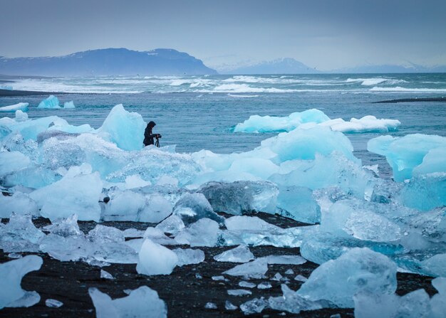 사진 작가와 함께 해안에 얼음
