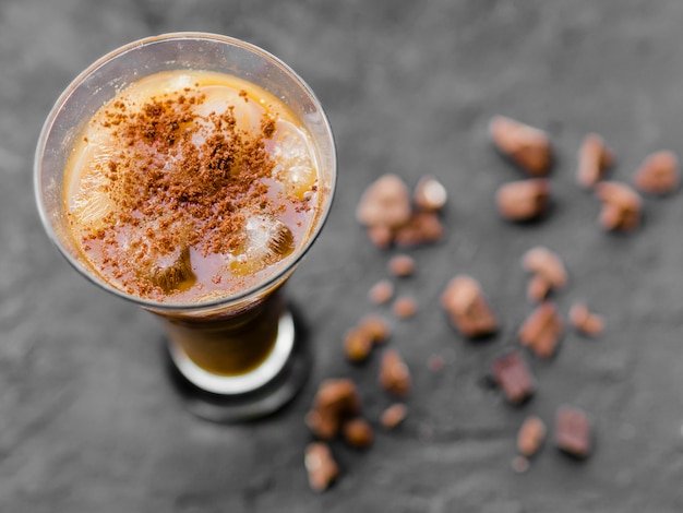 Free photo ice coffee cocktail with nut powder