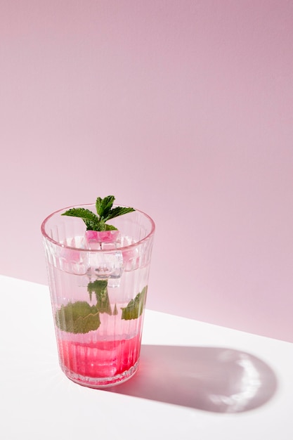 Foto gratuita bevanda ghiacciata dell'aroma della frutta sulla tavola
