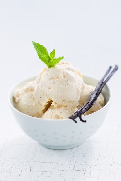 Free photo ice cream balls in a bowl