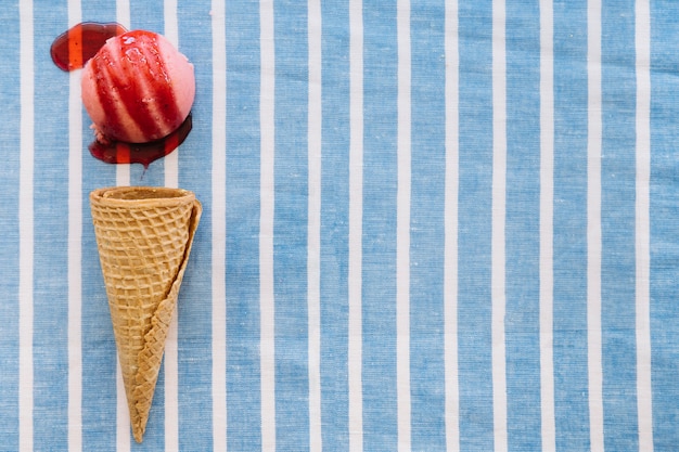 Foto gratuita concetto di gelato sul panno