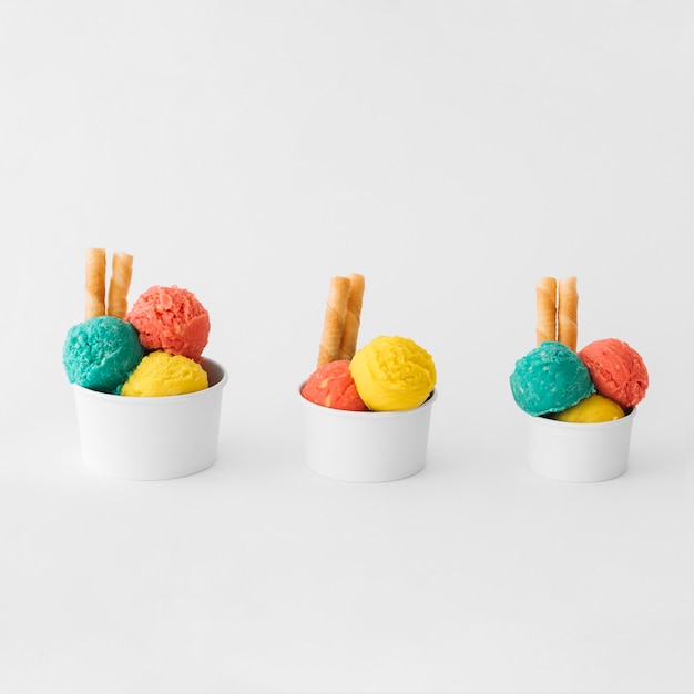 Бесплатное фото Чашки мороженого разных размеров