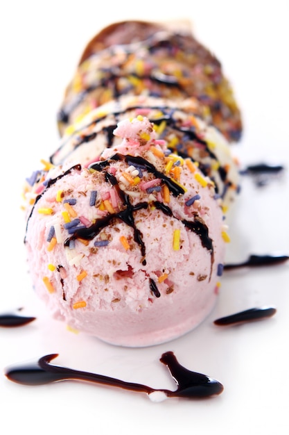 Foto gratuita dessert di gelato con sciroppo di cioccolato